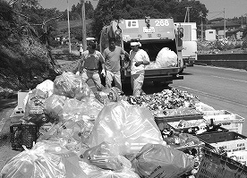南三陸町で廃棄物収集を行う市職員