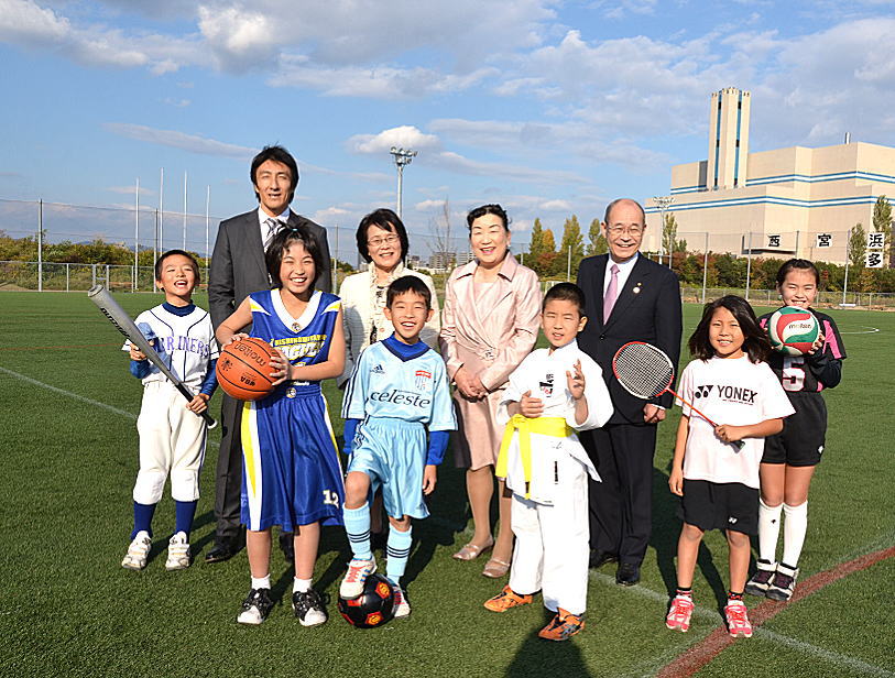 写真：スポーツクラブ21西宮浜の子どもたちと集うパネリストの皆さん