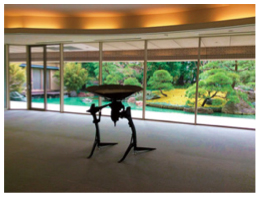 写真：西宮市大谷記念美術館内から見える緑豊かな日本庭園