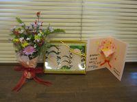 記念品の積み木のおもちゃとキッズパークで採れた花の花束の写真