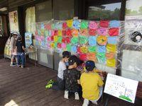 子供たちが鯉のぼりのウロコを作っている写真