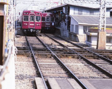 16 昭和58年　梅田行き電車平面交差を通過する