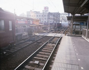 17 昭和58年　今津線6号線ホームから平面交差を通過する神戸行き電車