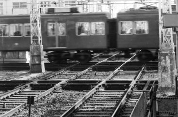 19 昭和58年　ダイヤモンドクロス6号線ホームより横切る神戸行き電車を見る