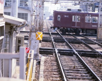 20 昭和58年　ダイヤモンドクロス5号線ホームより横切る神戸行き電車と入ってくる宝塚行き電車