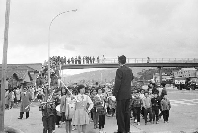 18 昭和37年 浜脇小学校そばの歩道橋渡り初め式