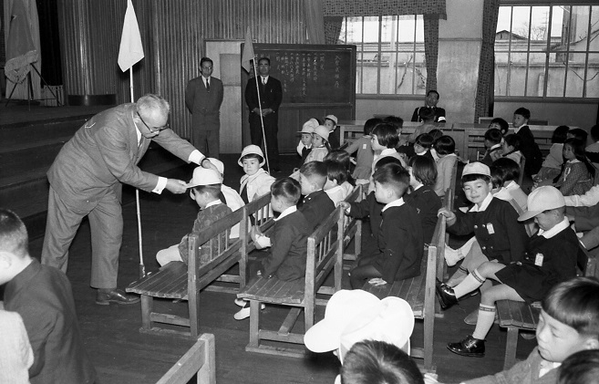20 昭和38年 黄色い帽子を配られる用海小学校新入児童