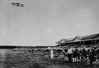 大正3年6月　第1回民間飛行大会で飛行中の阪本式飛行機