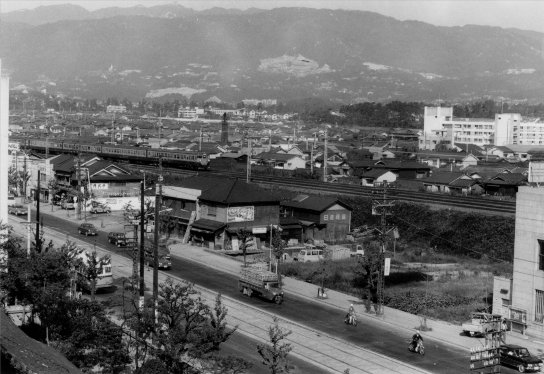 22 昭和40年ごろ　庁舎屋上から見た国道二号