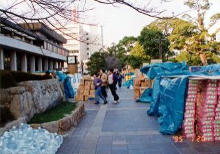 救援物資と奔走するボランティア