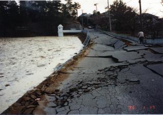被災直後のニテコ池南側道路