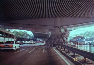 被災直後の阪神高速道路