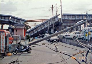 被災直後の山陽新幹線線路
