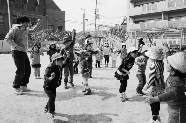 写真：体操する子どもたち