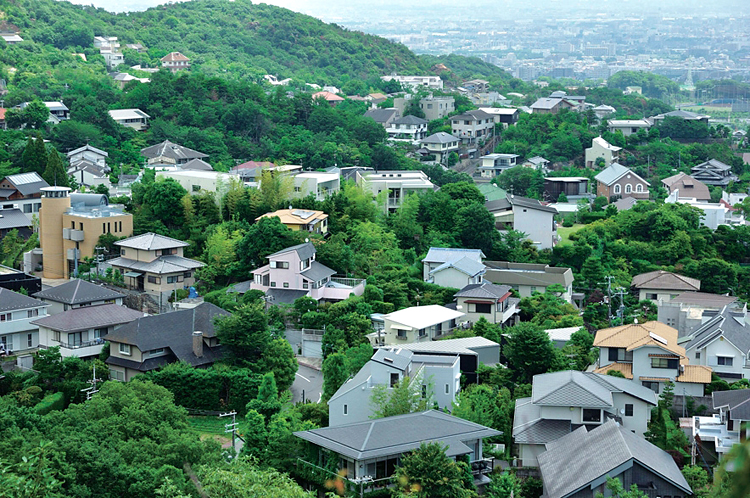 自然の風景に溶け込む甲陽園目神山地区