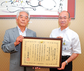 甲陽園目神山地区まちづくり協議会会長・赫勲男さんと河野市長