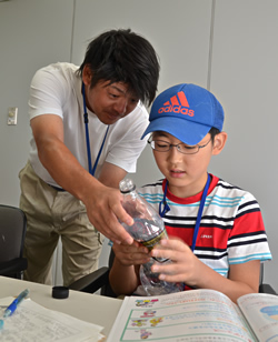 写真：ごみの分別に挑戦