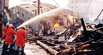 写真：消火活動に取り組む消防士