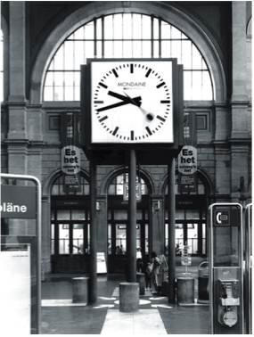 写真：チューリヒ中央駅のモンディーン鉄道時計（c）DKSHジャパン株式会社