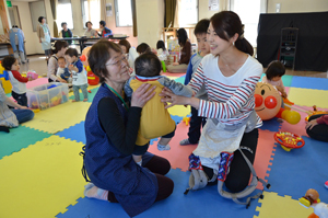 写真：子育ての先輩からうれしいアドバイス