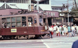 写真:路面電車が走る阪神甲子園駅前（昭和49年）