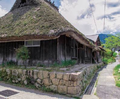 写真：茅葺（かやぶき）屋根の古民家