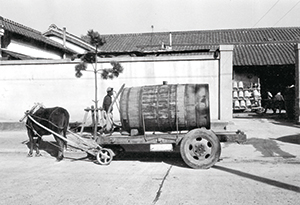 写真：宮水運搬車（昭和30年代）
