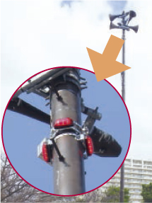 写真：防災スピーカーに設置された赤色回転灯