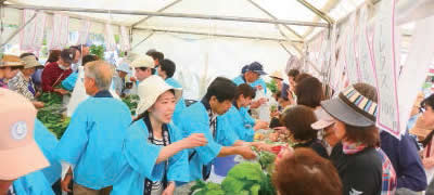 写真：地場野菜の即売会