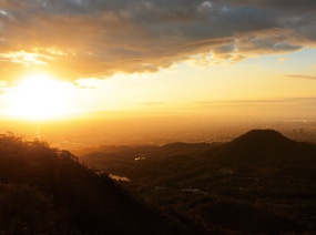 写真：社家郷山・樫ヶ峰から見た朝日と甲山