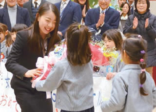 写真: 広田幼稚園の園児から花束を受け取る紀平梨花さん