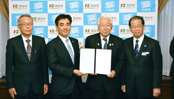 写真：兵庫県立西宮病院と西宮市立中央病院の統合再編基本協定締結式