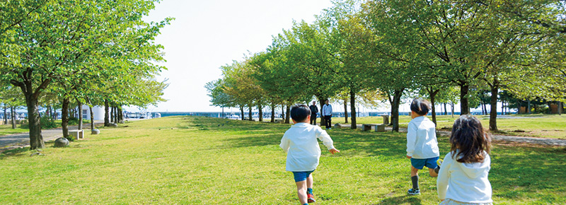 写真：公園で走る子供たち