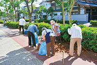 写真：市内の公園や道路上の散乱ごみを拾う様子