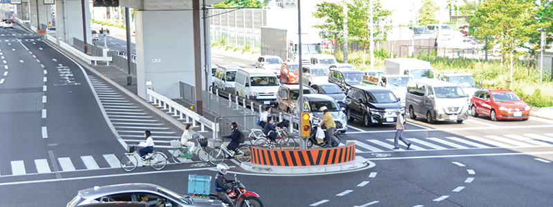 写真：自動車や自転車が往来する交差点の様子
