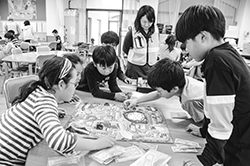 写真：ボードゲームで遊ぶ様子