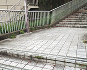 写真：JR西宮名塩駅から続く階段