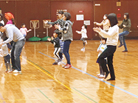 写真：親子体操の様子