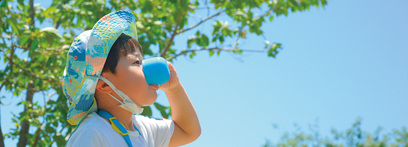 写真：水分補給をする子供