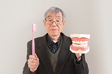写真：歯ブラシを持つ男性
