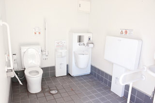 写真：ユニバーサルデザインに配慮したトイレ