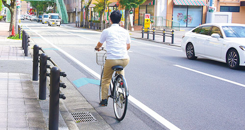 写真：車道の左側を通行する自転車