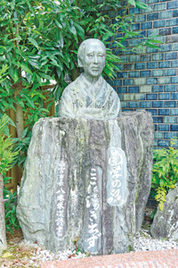 画像：かつて名塩蘭学塾のあったJA兵庫六甲名塩支店前の緒方八重像
