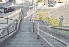 写真：長くて急な階段