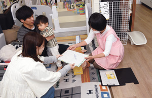 画像:育児の状況を聞き取り 画像:育児の状況を聞き取り