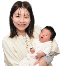 画像:赤ちゃんを抱えるお母さんの写真 画像:赤ちゃんを抱えるお母さんの写真