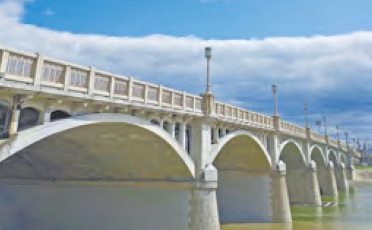 画像:武庫川河川敷から見上げた武庫大橋 画像:武庫川河川敷から見上げた武庫大橋