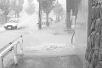 画像:大雨時、マンホールから下水があふれる様子 画像:大雨時、マンホールから下水があふれる様子