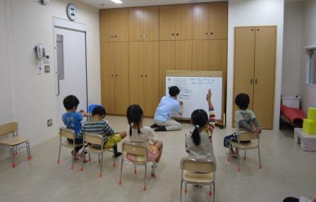 心理療法士（先生）と5人の子供たちとでグループになって言語療法を行っています。