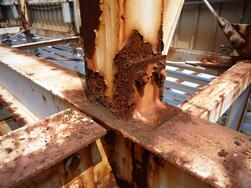 屋外広告物の劣化写真